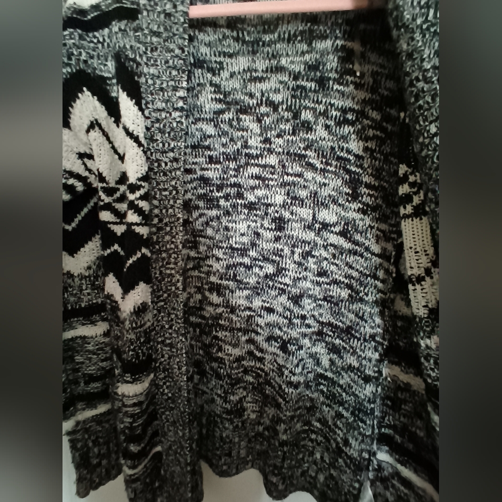 Black and white zig zag sweater - Picture 6 of 9